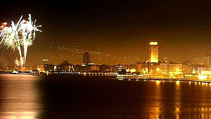 23 NİSAN GECESİNDE İZMİR'DE YER GÖK AYDINLANDI