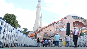 AYASOFYA’NIN İBADETE AÇILDIĞININ İKİNCİ GÜNÜNDE ZİYARETÇİ YOĞUNLUĞU