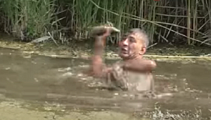 ELLERİYLE BALIK TUTUYOR