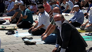 MUHARREM İNCE CUMA NAMAZINI AYASOFYA’NIN YANINDAKİ MEYDANDA KILDI