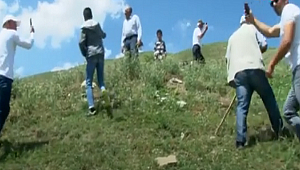 O KÖYDE TELEFONLAR ÇEKMEYİNCE KÖYLÜLER TEPELERE ÇIKIYOR 