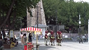 SULTAN AHMET MEYDANINDA ATLI POLİSLERDEN SOSYAL MESAFE UYARISI