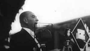 ATATÜRK CUMHURİYETİN 10. YIL NUTKUNU OKUYOR 