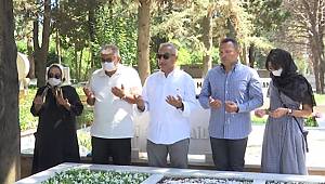 KEMALIN SUNAL’IN MEZARINDA OĞLU ALİ SUNAL DUYGULANDI