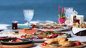 İSTANBUL'DA TURİSTLERİN TÜRK KAHVALTISI KEYFİ