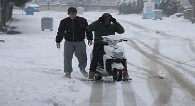İSTANBUL VALİSİ İSTANBUL'DA  MOTOSİKLET VE MOTOKURYELERİN TRAFİĞE ÇIKIŞ YASAĞININ PAZAR GÜNÜ KALKACAĞINI AÇIKLADI