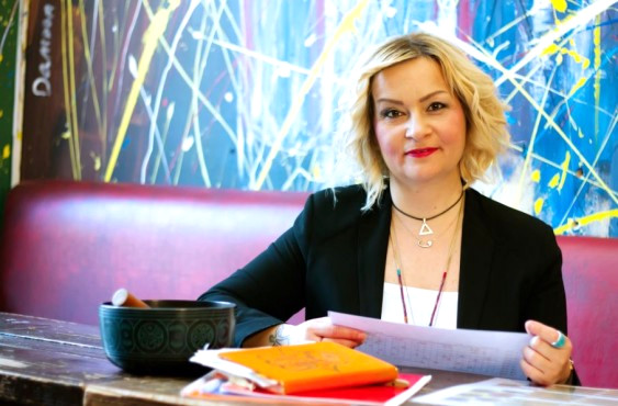 ASTRO - TERAPİST NİDA ŞAHİN'İN İLK KİTABI '' AH ZAVALLI ERKEKLER '' RAFLARDAKİ YERİNİ ALDI