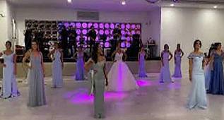 GELİN VE ARKADAŞLARINDAN BAHÇA DUVARINI AŞTIM DANSI 