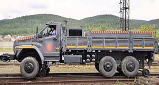 TREN YOLUNDA GİDEN KAMYON 