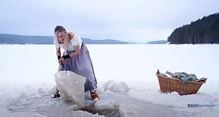  BİR İSKANDİNAV KADINI ÇAMAŞIR YIKIYOR 