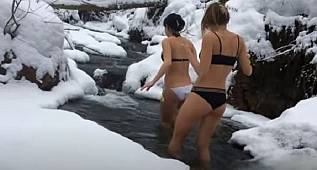 UKRAYNALILAR BUZ GİBİ HAVADA VE KARDA BİLE YÜZMEKTEN ÇEKİNMİYORLAR 