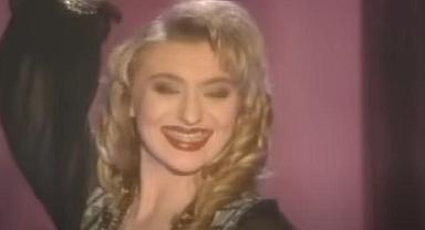 GÜLLÜ – GÜLÜM VAR ( ŞARKI )  