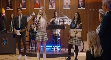 ALEYNA TİLKİ – YÜCE DAĞ BAŞINDA YANAR BİR ATEŞ 